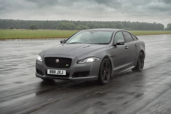 Jaguar XJR575: lusso, comfort e sportività
