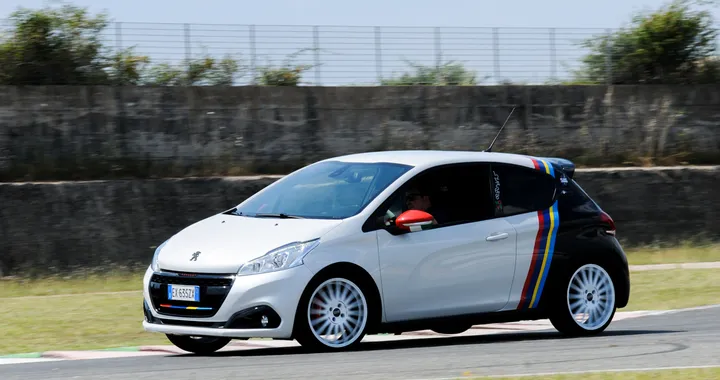 Peugeot 208 GTI/Nove: la prova in pista