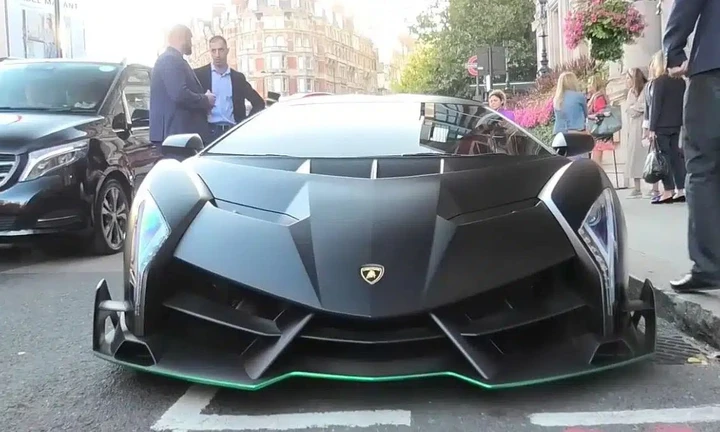 Lamborghini Veneno Roadster, l'esclusiva supercar blocca le strade di Londra