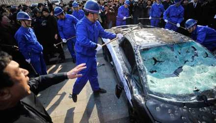 Lamborghini Gallardo inefficiente: distrutta a martellate