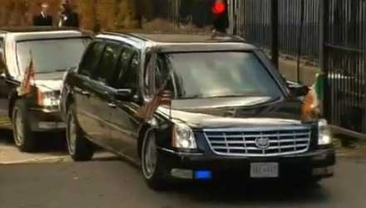 La Cadillac di Obama si incastra in un cancello