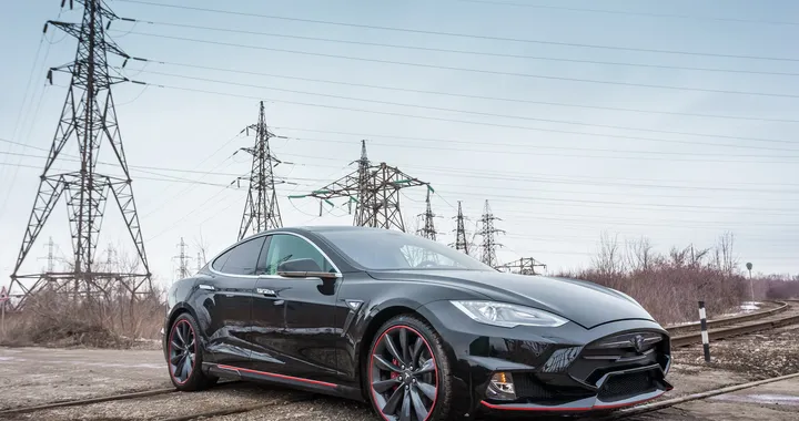 Tesla Model S by Larte Design