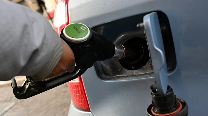 Prezzi carburanti in Italia: lieve calo e divario tra rete e autostrade
