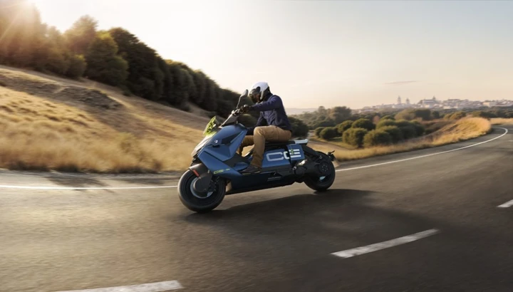 BMW CE 04, il futuro degli scooter elettrici premium: 130 km di autonomia