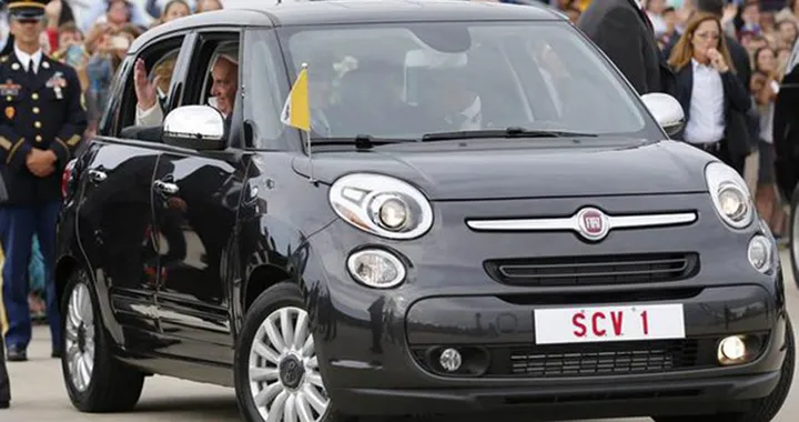 Fiat 500L: l’esemplare del Papa messo all’asta