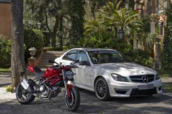Mercedes C63 AMG e Ducati Monster 1100 EVO