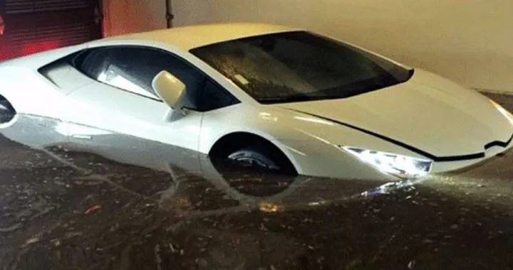 Lamborghini Huracan distrutta dalle inondazioni
