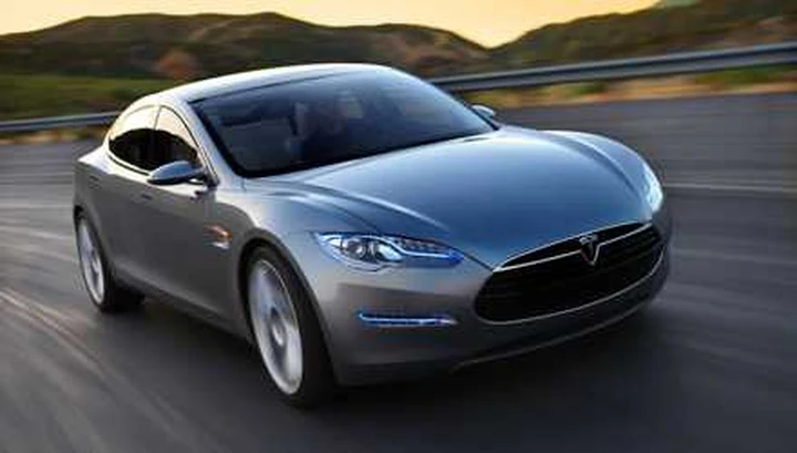 Tesla Model S: il video su strada