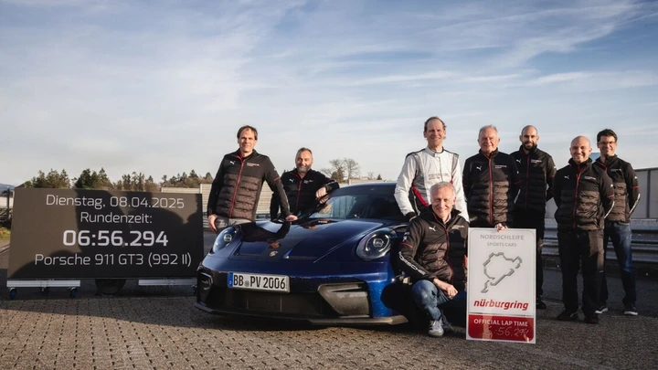 Porsche 911 GT3, record storico al Nürburgring con cambio manuale