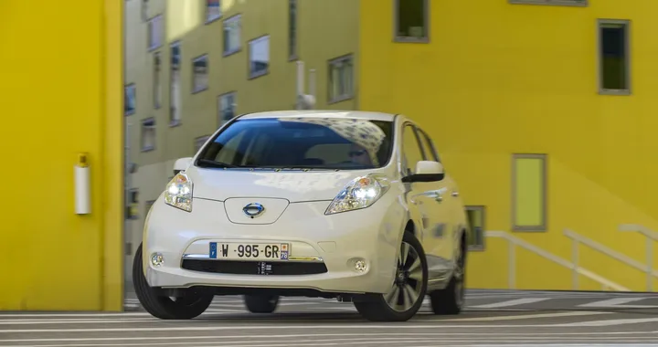 Nuova Nissan Leaf 2015: sfida le ibride con 250 km di autonomia