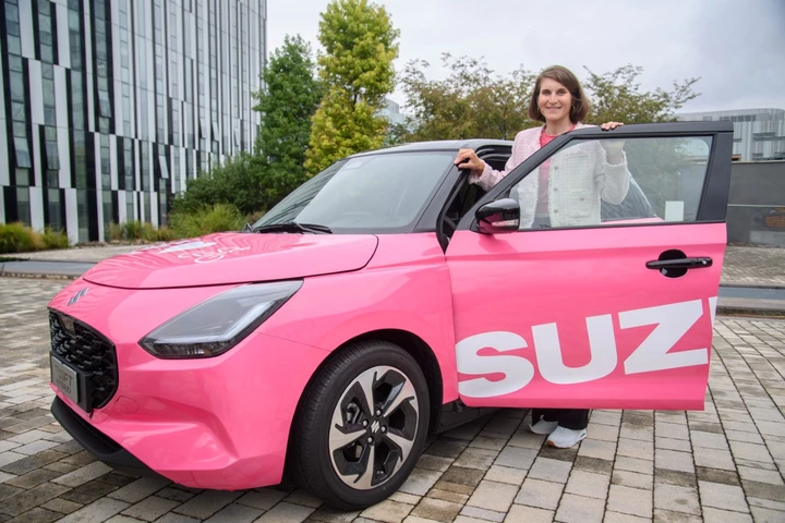 Suzuki celebra la vittoria di Elisa Longo Borghini con una Swift Hybrid rosa