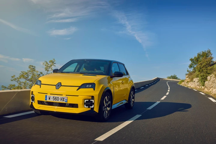 Renault 5 E-Tech Electric: finalista del Car of the Year 2025 insieme ad Alpine A290