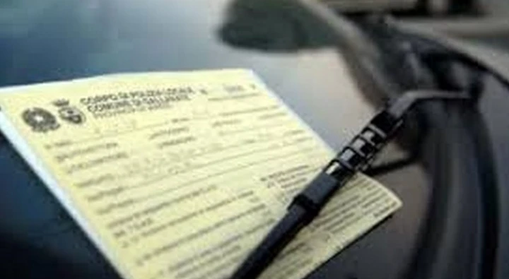 I vigili che facevano pagare ai ragazzini le multe di altri