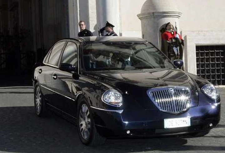 Auto blu e non più di 1.300 euro l'anno di taxi