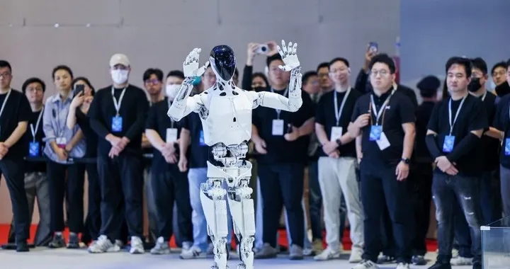 Iron, il nuovo umanoide di Xpeng sfida il futuro: ecco cosa sa fare