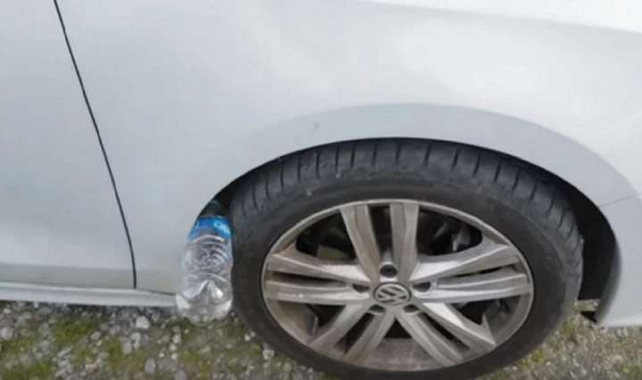 Furti d’auto, ecco l’ultima fregatura: occhio al trucco della bottiglia. Il video