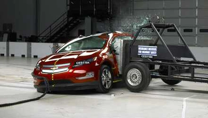 Crash test: Chevrolet Volt e Nissan Leaf promosse a pieni voti
