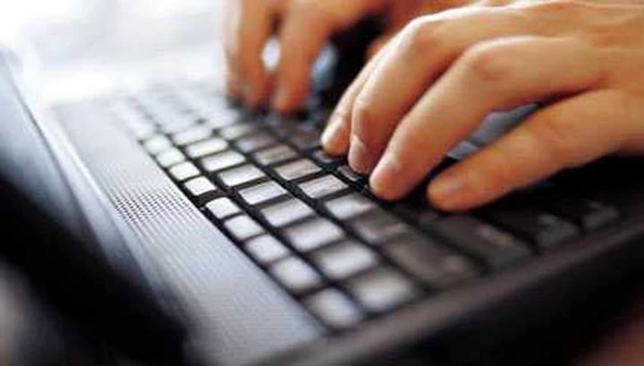 Gli italiani, l'auto e il Web: uno su tre si affida alla 