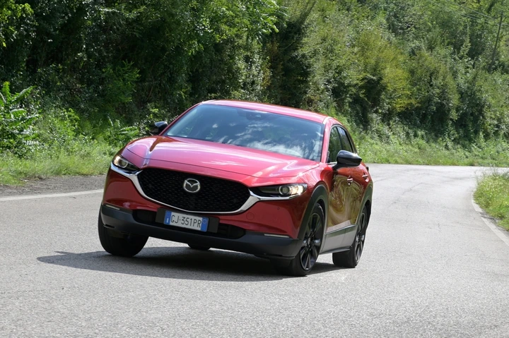 Mazda CX-30 e-Skyactiv Homura: l’ibrida intelligente