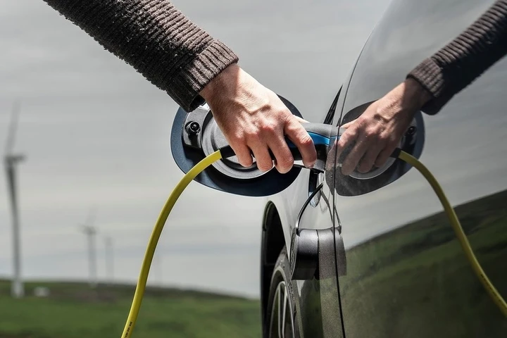 Come ricaricare l'auto elettrica: guida alla ricarica domestica e pubblica