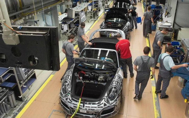 Porsche utili in calo e 4.000 posti a rischio, ma i dividendi restano stabili