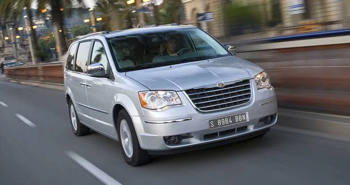 Lancia pensa all'ibrido, intanto Chrysler...