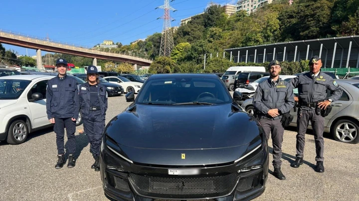 Sognava di sfrecciare in Italia, ma la sua Ferrari è finita sotto sequestro