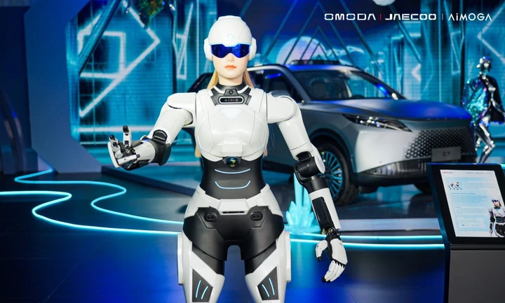 AiMOGA, come cambia il rapporto uomo-auto con questo robot