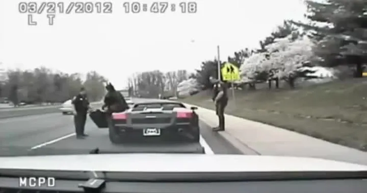 Fermata dalla polizia una Lamborghini nera. A guidarla è Batman