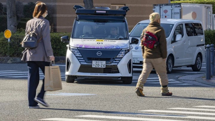 Nissan testa veicoli senza conducente nelle strade cittadine piene di auto e persone