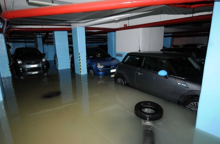 Bagno fuori stagione per 100 auto a Bari