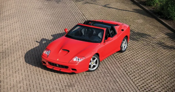Ferrari 575M Superamerica: l'eleganza del V12 a cielo aperto