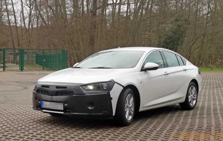 Nuova Opel Insignia: il restyling anticipato dalle foto spia