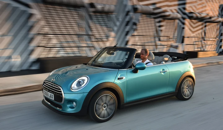 Nuova Mini Cabrio 2016: le immagini ufficiali