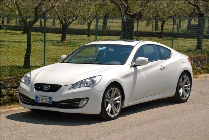 Hyundai Genesis Coupe 2.0 Turbo Sport in prova
