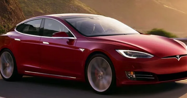 Tesla annuncia: pronte due grandi novità