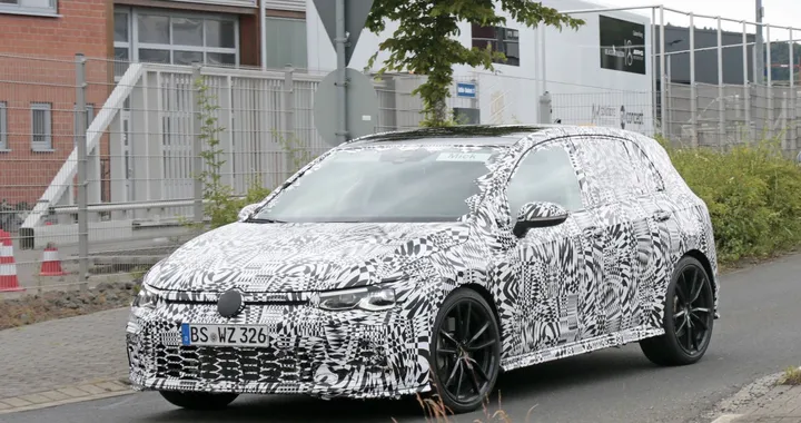 Volkswagen Golf GTI: la nuova generazione spiata durante i test su strada