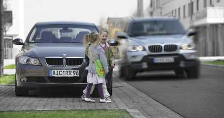 BMW Car 2-X Communication, più sicurezza per i pedoni
