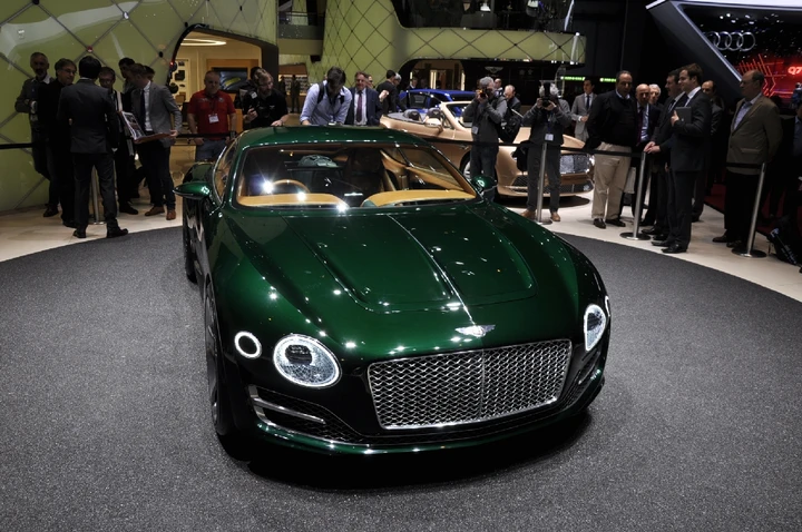 Bentley Exp10 al Salone di Ginevra 2015