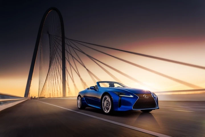 Lexus LC Convertible Regatta Edition: produzione limitata e vestito blu