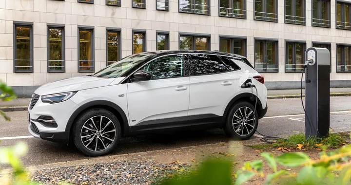 Opel Grandland X Hybrid Plug-in, debutta la versione con trazione anteriore