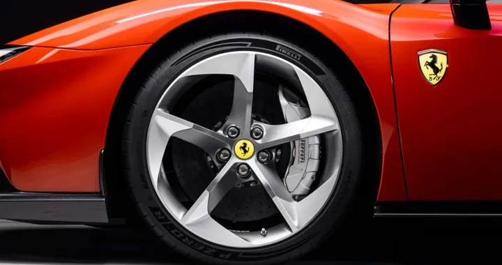 Ferrari cambia rotta sull’elettrico: solo il 20% sarà a batteria