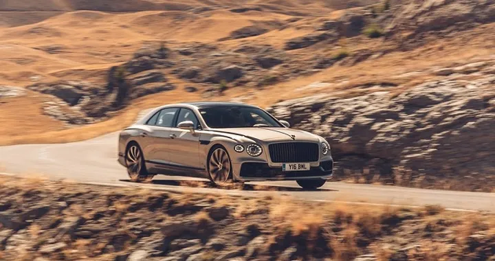 Bentley Flying Spur Blackline: debutta il nuovo allestimento