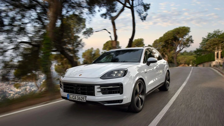 Porsche Cayenne S E-Hybrid: debutta la terza variante ibrida del nuovo SUV [FOTO]