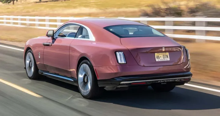 Rolls-Royce frena l'elettrico: 