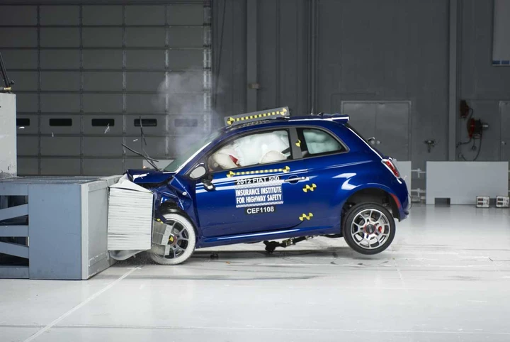 Crash test IIHS - Fiat 500