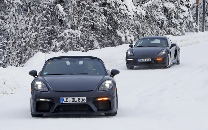 Porsche 718 Cayman GT4 Touring e 718 Boxster Spyder, spiate durante i test sulla neve