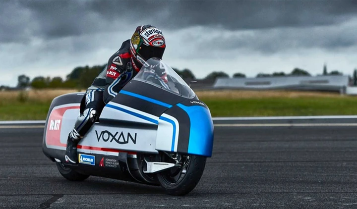 Max Biaggi: una moto elettrica da 425 CV per conquistare il Guinness