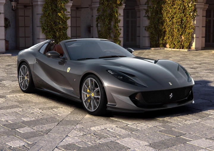 Nuova Ferrari 812 GTS: spider esclusiva con motore V12 anteriore