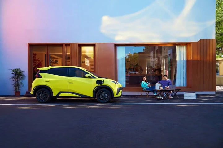 BYD Dolphin Surf: V2L da 3 kW debutta alla Milano Design Week